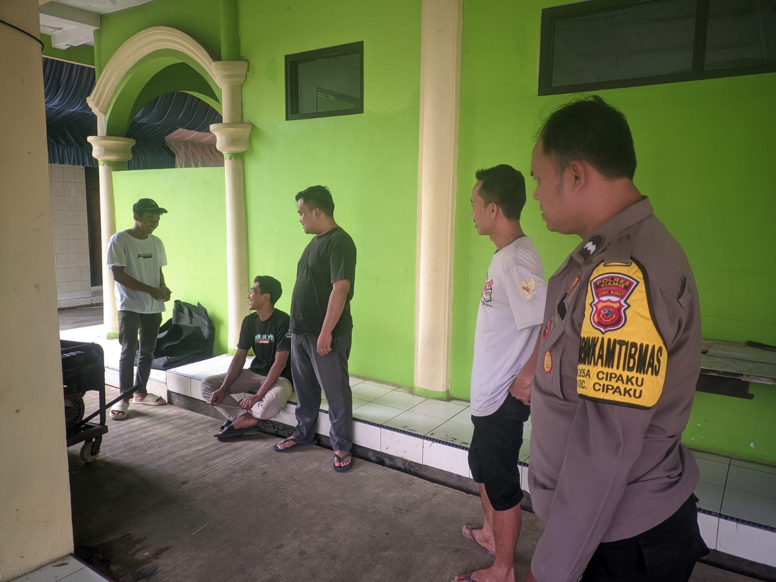 Polsek Cipaku Ciamis Sambangi Tokoh Masyarakat di Desa Bangbayang, Ajak Warga Manfaatkan Lahan untuk Ketahanan Pangan
