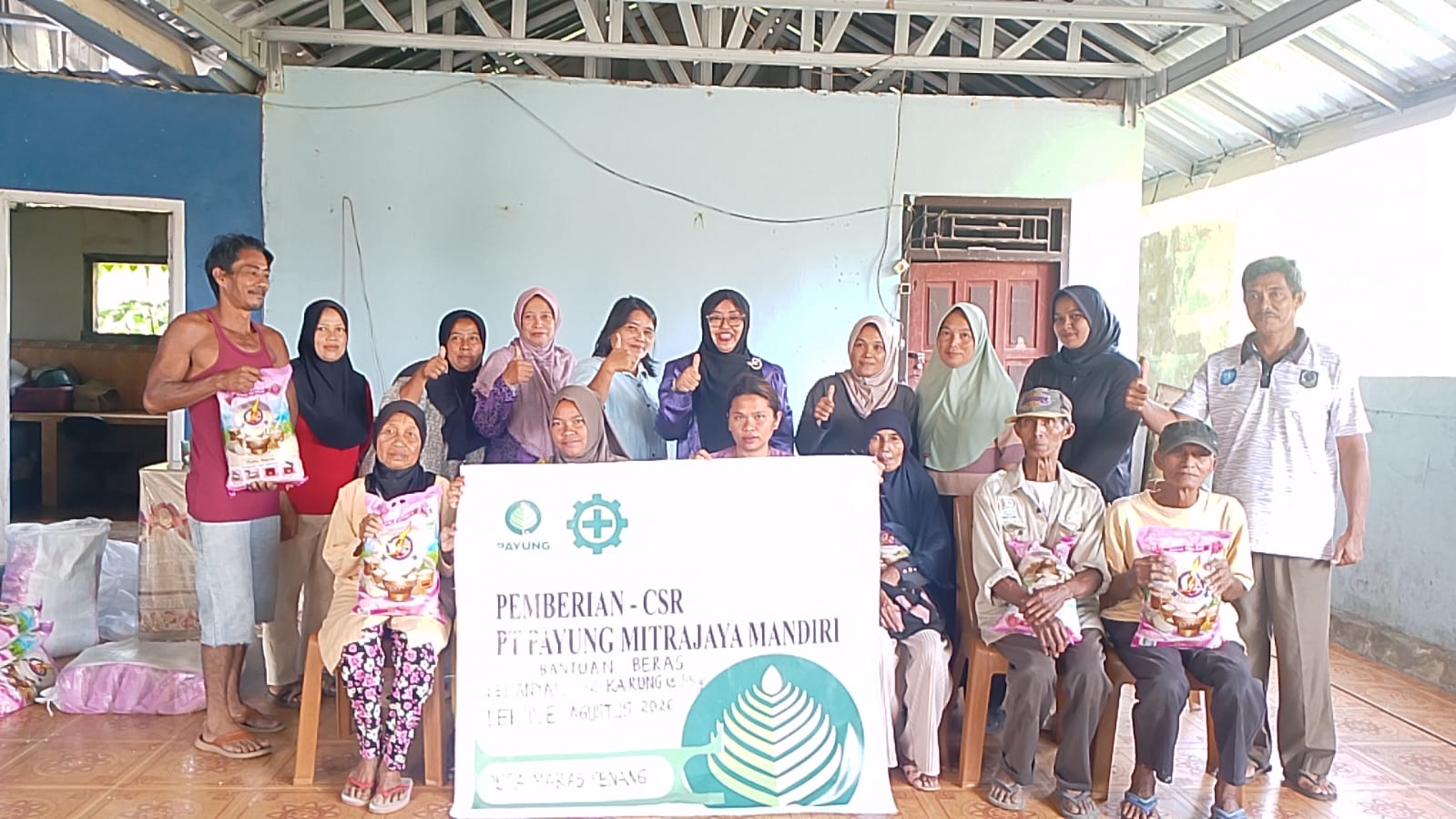 PT Payung Mitrajaya Mandiri Salurkan 2 Ton Lebih Bantuan Beras untuk Warga Dua Desa di Bakam Bangka