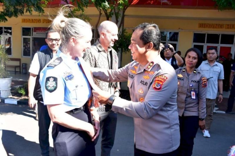 Kapolda NTT Terima Kunjungan AFP dan PNTL, Bahas Intelijen hingga Terima Bantuan Teropong untuk Jaga Perbatasan