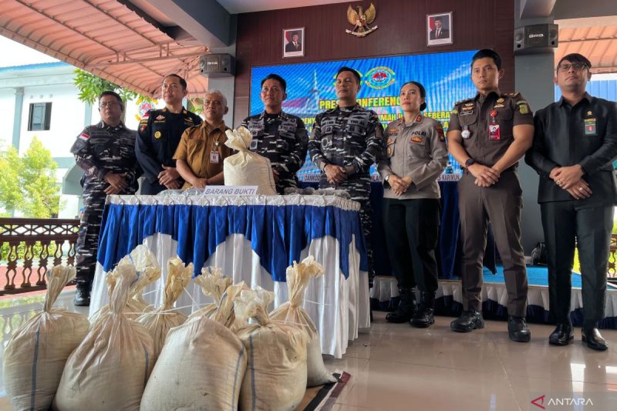 TNI AL Gagalkan Penyelundupan 1,9 Ton Pasir Timah ke Malaysia di Perairan Karimun, 5 Orang Diamankan