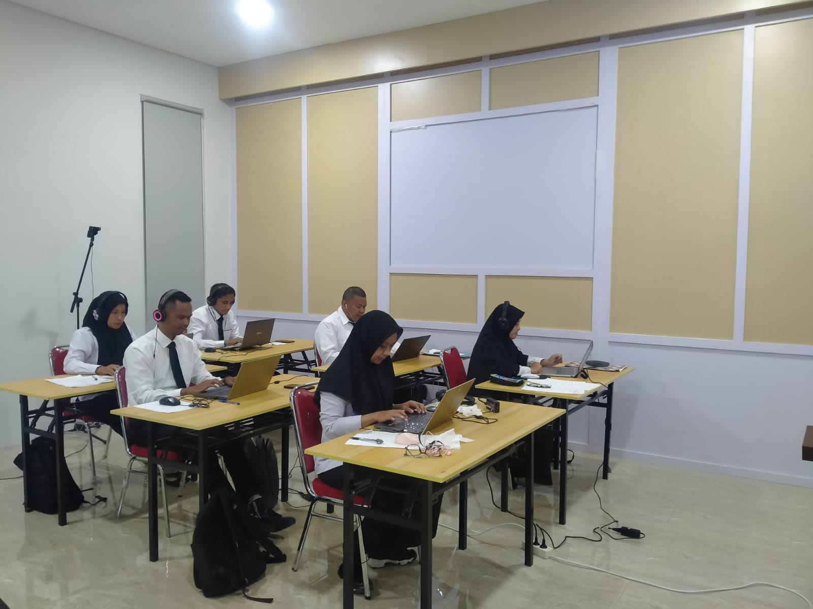 Kanwil Kemenkum NTB Fasilitasi Uji Kompetensi 6 Perancang Peraturan Daerah dari Bima, Dompu, dan Instansi Lain