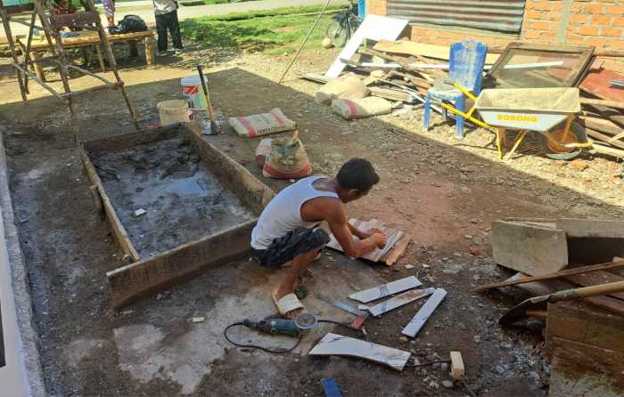 Warga Desa Lubuk Tampang Lahat Gotong Royong Rehab Rumah Tak Layak Huni di TMMD ke-128, Potong Keramik Pakai Gerinda