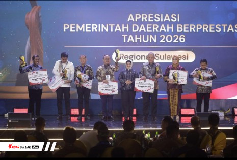 Pemprov Sulawesi Barat Raih Penghargaan Kemendagri sebagai Provinsi Terbaik I dalam Penurunan Pengangguran