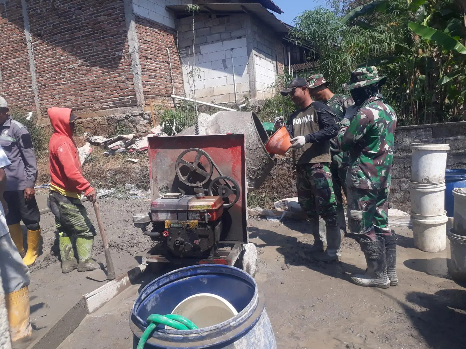 Hari ke-21 Pengecoran Jalan di Desa Cukil Semarang, Satgas TNI dan Warga Jaga Ritme Gotong Royong