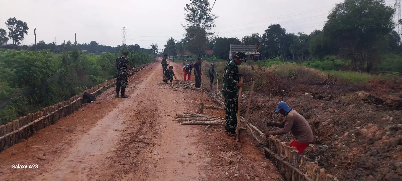 TMMD ke-129 Kodim 0418/Palembang Perkuat Jalan 750 Meter di Talang Jambe dengan Cerucuk Gelam, 12 Personel TNI Dikerahkan
