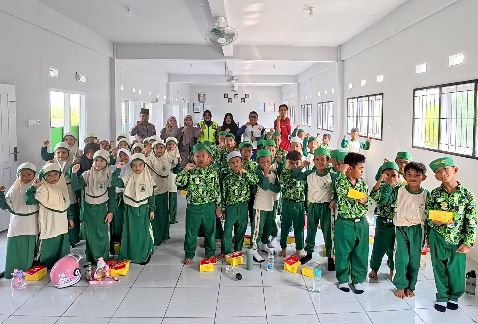 Sinsen dan Polda Jambi Bekali 20 Siswa MI Darul Arifin dengan Helm dan Edukasi Keselamatan di Hari Anak Nasional 2026