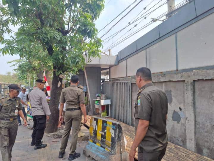 Satpol PP Kota Tangerang Sita Belasan Lapak PKL Liar di Pasar Induk Tanah Tinggi hingga Stasiun Poris