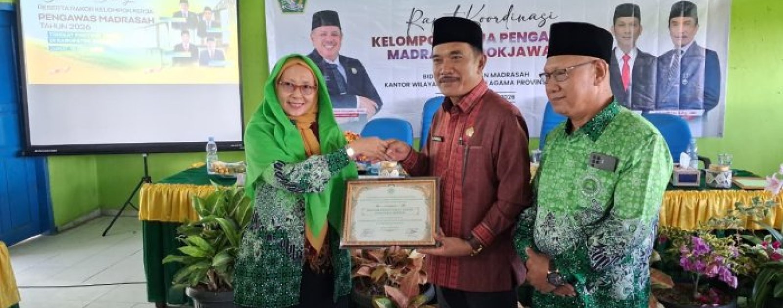 Kakan Kemenag Kerinci H. Pahrizal Raih Penghargaan dari PGM Jambi, Apresiasi Dukungan untuk Guru Madrasah