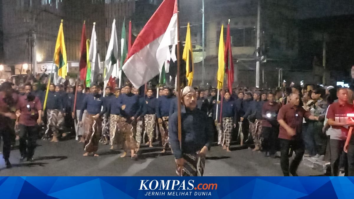 Ribuan Abdi Dalem dan Warga Jogja Ikuti Ritual Mubeng Beteng Malam 1 Suro, Jalan Sunyi 5 Kilometer untuk Introspeksi Diri