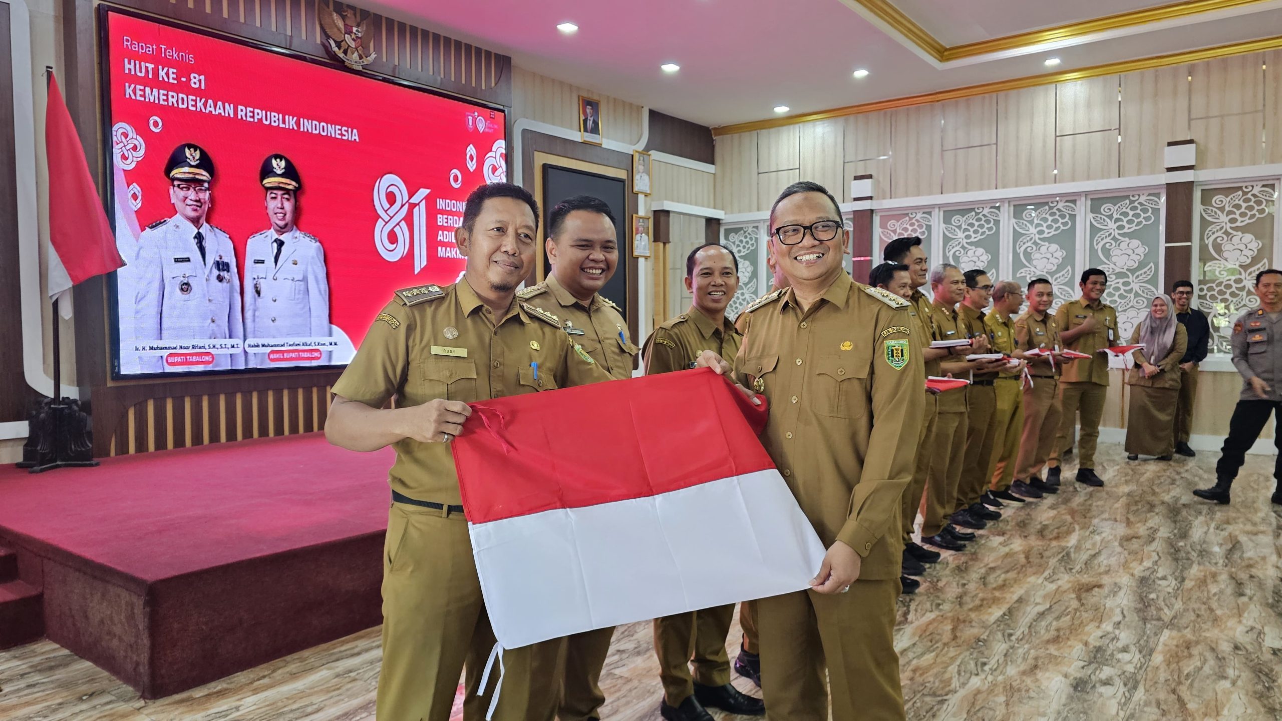 Pemkab Tabalong Bagikan 915 Bendera Merah Putih ke Seluruh Kecamatan Jelang HUT ke-81 RI, Camat Jadi Ujung Tombak