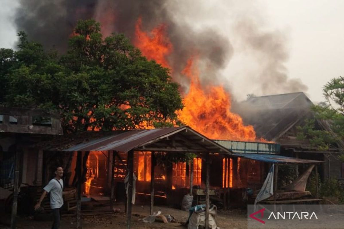 Kebakaran di Tabudarat Hilir HST Hanguskan 7 Bangunan, 8 Keluarga Kehilangan Tempat Tinggal
