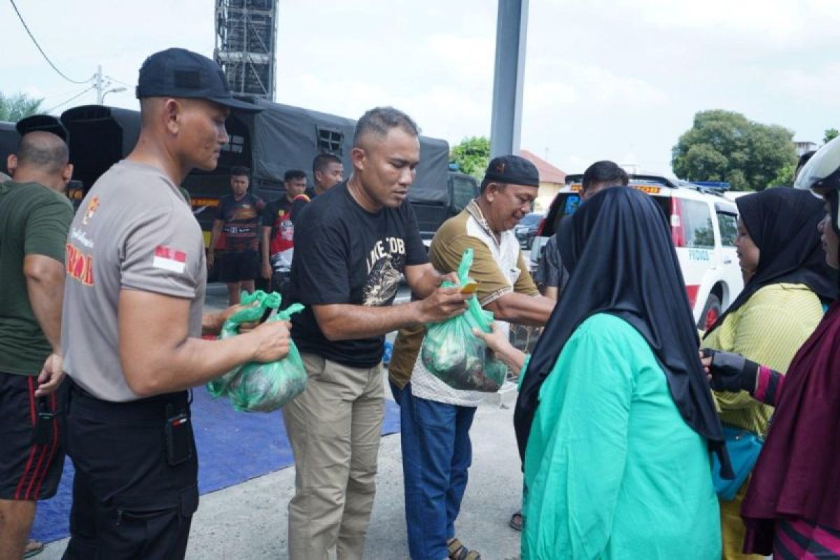 Brimob Sumut Bagikan 2.000 Paket Daging Kurban ke Warga Medan, 25 Sapi dan 7 Kambing Disembelih
