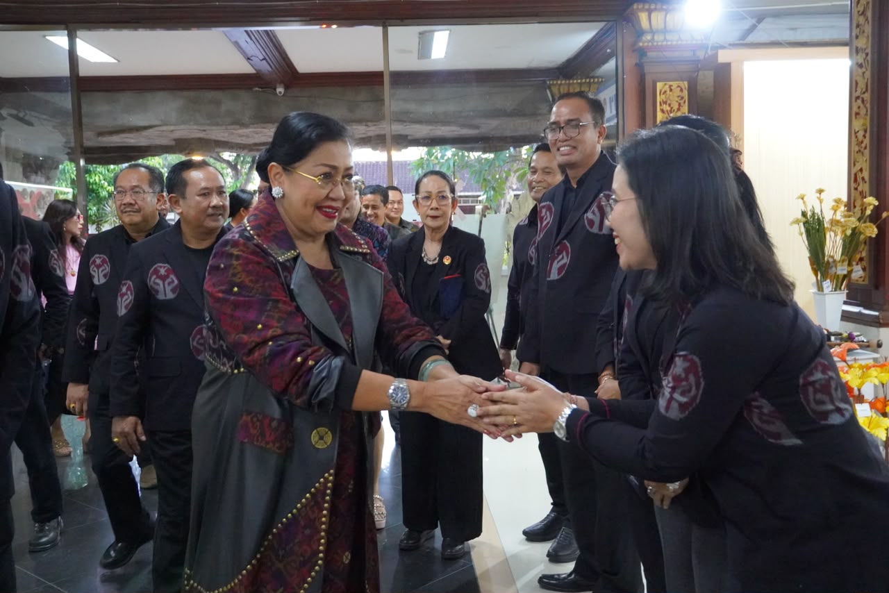 83 Persen Endek di Pasaran Ternyata Impor, Putri Koster Peringatkan Krisis Penenun Ancam Warisan Budaya Bali