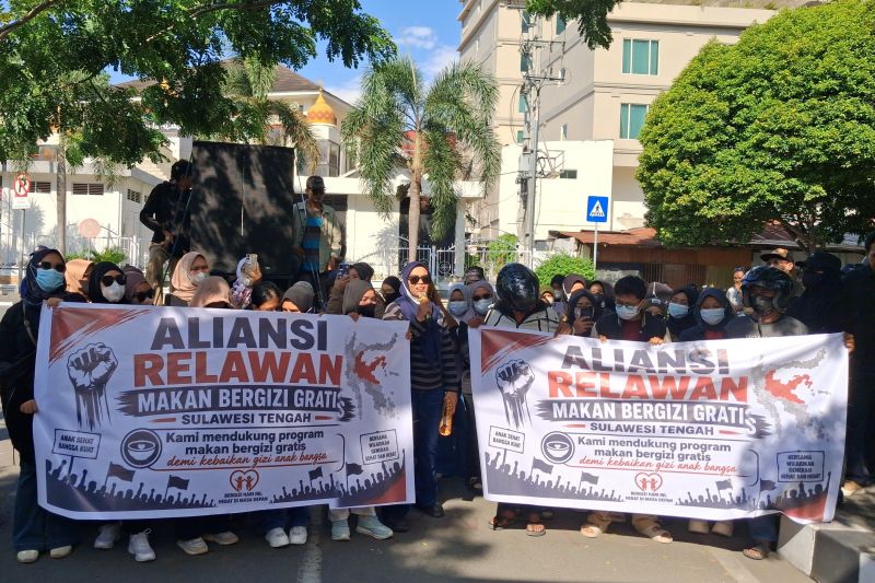 Ratusan Relawan Perempuan di Palu Desak Program Makan Bergizi Gratis Tak Dihentikan, Sampaikan 8 Tuntutan ke DPRD Sulteng