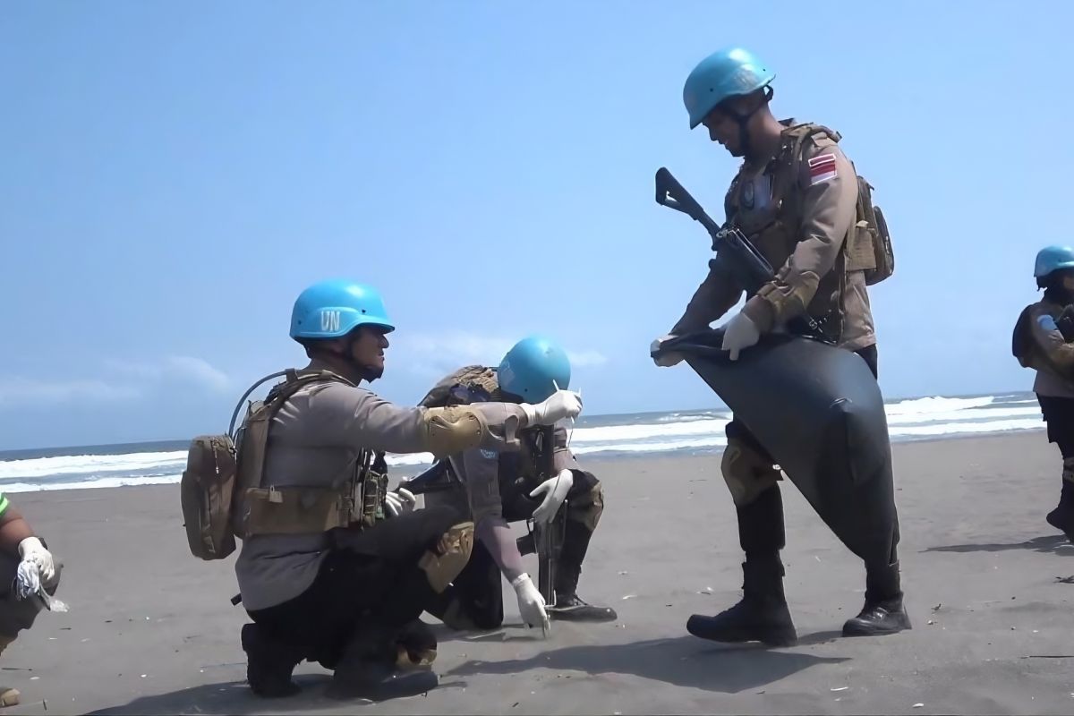 150 Personel Calon Kontingen Garuda Bhayangkara Bersihkan Sampah di Pantai Parangtritis Bantul