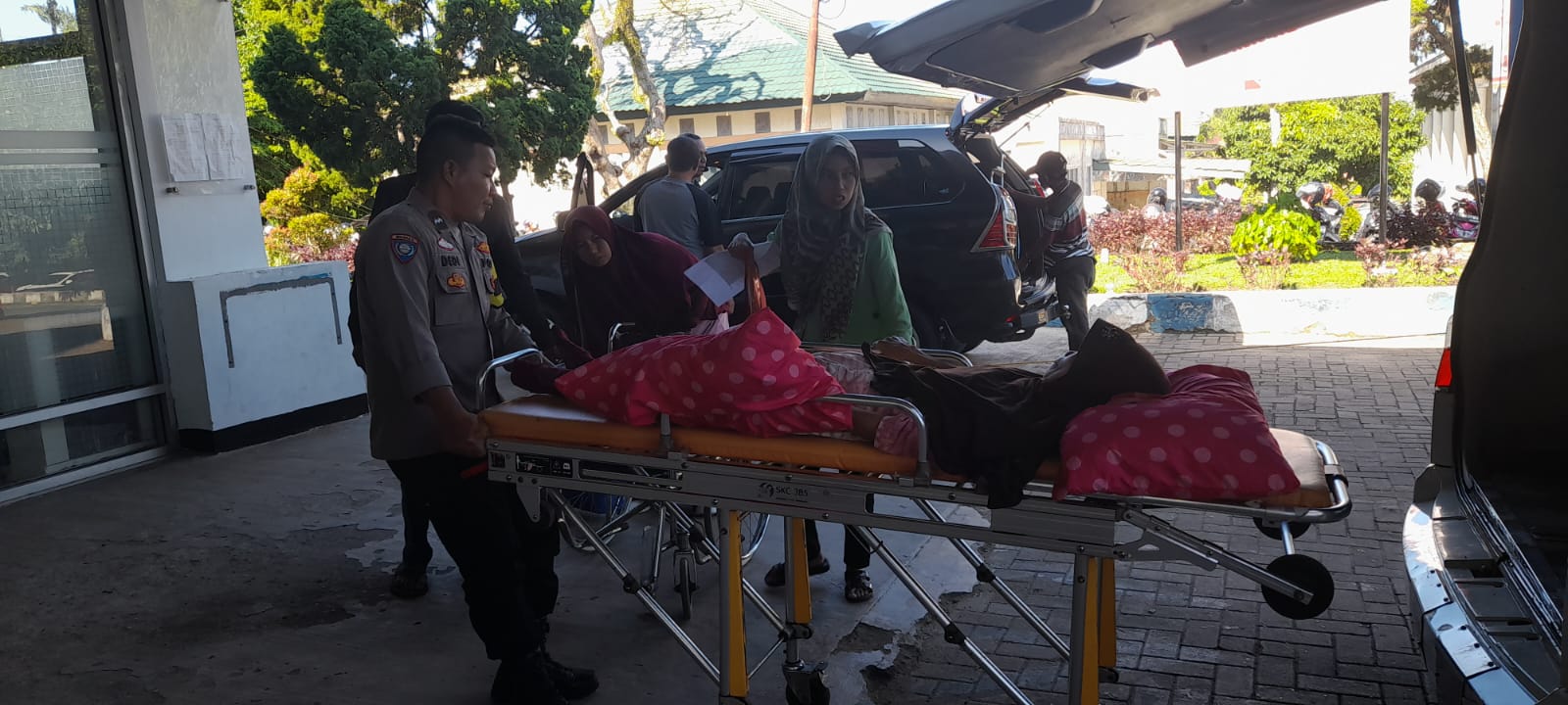 Bhabinkamtibmas Selebar Antar Warga Sakit ke RSUD M. Yunus Bengkulu, Bukti Polri Hadir di Tengah Masyarakat