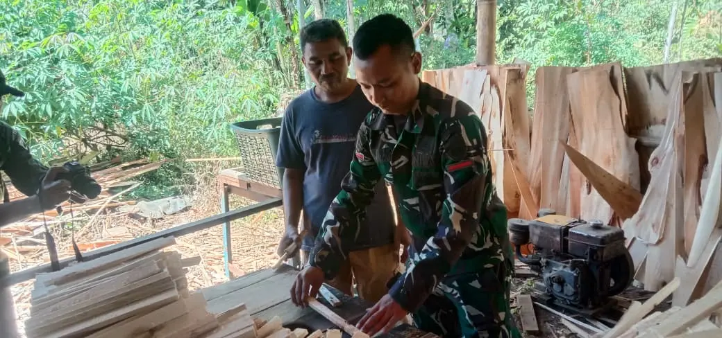 Prada Vicky Belajar Olah Limbah Kayu Jadi Besek di Desa Cukil, Bapak Warto Buktikan Sampah Bisa Topang Ekonomi