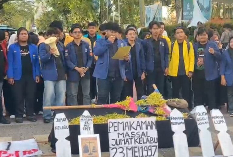 Ratusan Mahasiswa di Banjarmasin Peringati 29 Tahun Tragedi Jumat Kelabu 1997, Bawa Peti Mayat Simbol Ingatan Kolektif