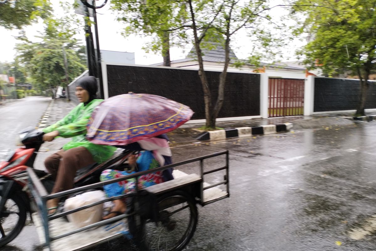BMKG Prakirakan Kota Padang Diguyur Hujan Ringan hingga Sedang pada Selasa, Waspada Angin Kencang