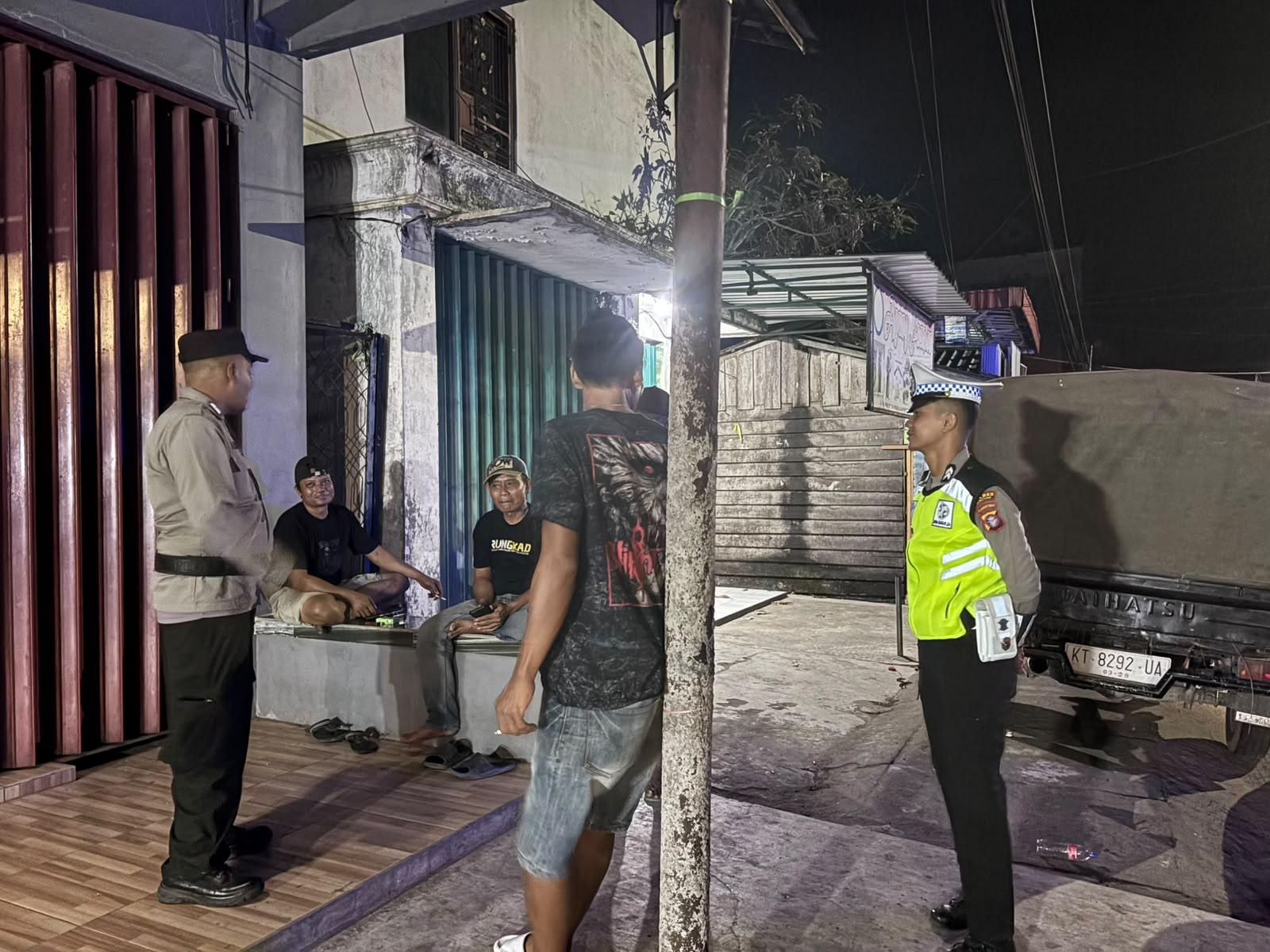 Polres Seruyan Patroli Dialogis di Kawasan Pertokoan Kuala Pembuang, Imbau Warga Waspada Jam Rawan