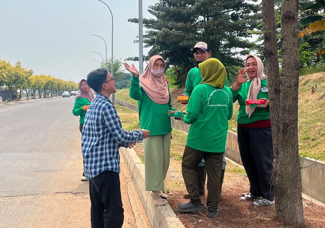 BRI Bekasi Harapan Indah Bagikan Ratusan Nasi Box ke Tukang Ojek dan Pedagang saat Jumat Berkah