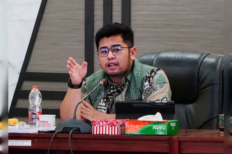 Ketua Komisi IV DPRD Kapuas Ingatkan Pelajar Pakai Masker di Tengah Kabut Asap Karhutla