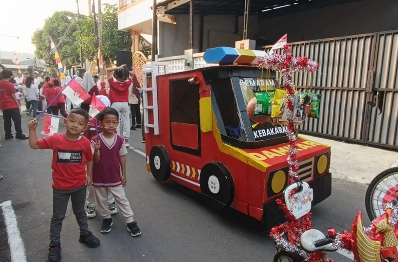 16 Anak Meriahkan HUT ke-81 RI di Sampangan Semarang dengan Sepeda Hias Bertema Damkar hingga SPPG