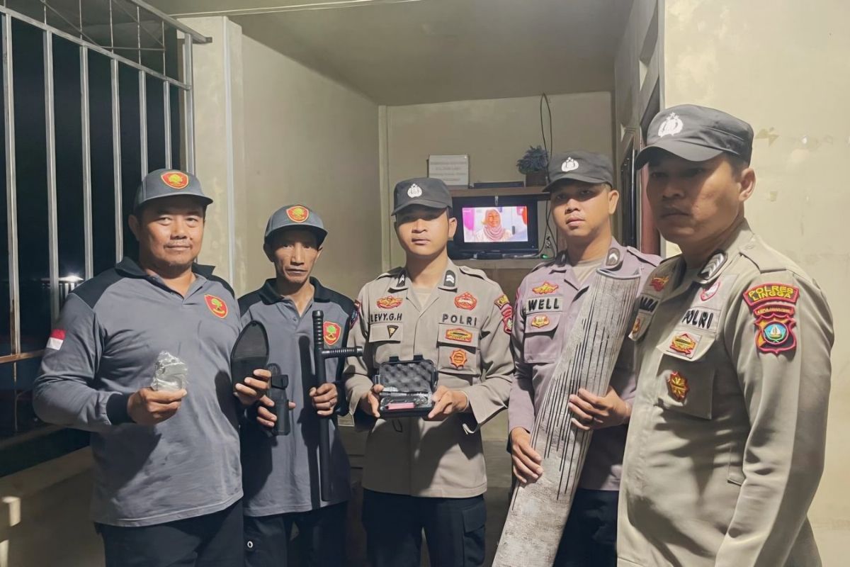Polres Lingga Serahkan Alat Keamanan ke Linmas, Aktifkan Kembali Ronda Malam di Dabo Lama