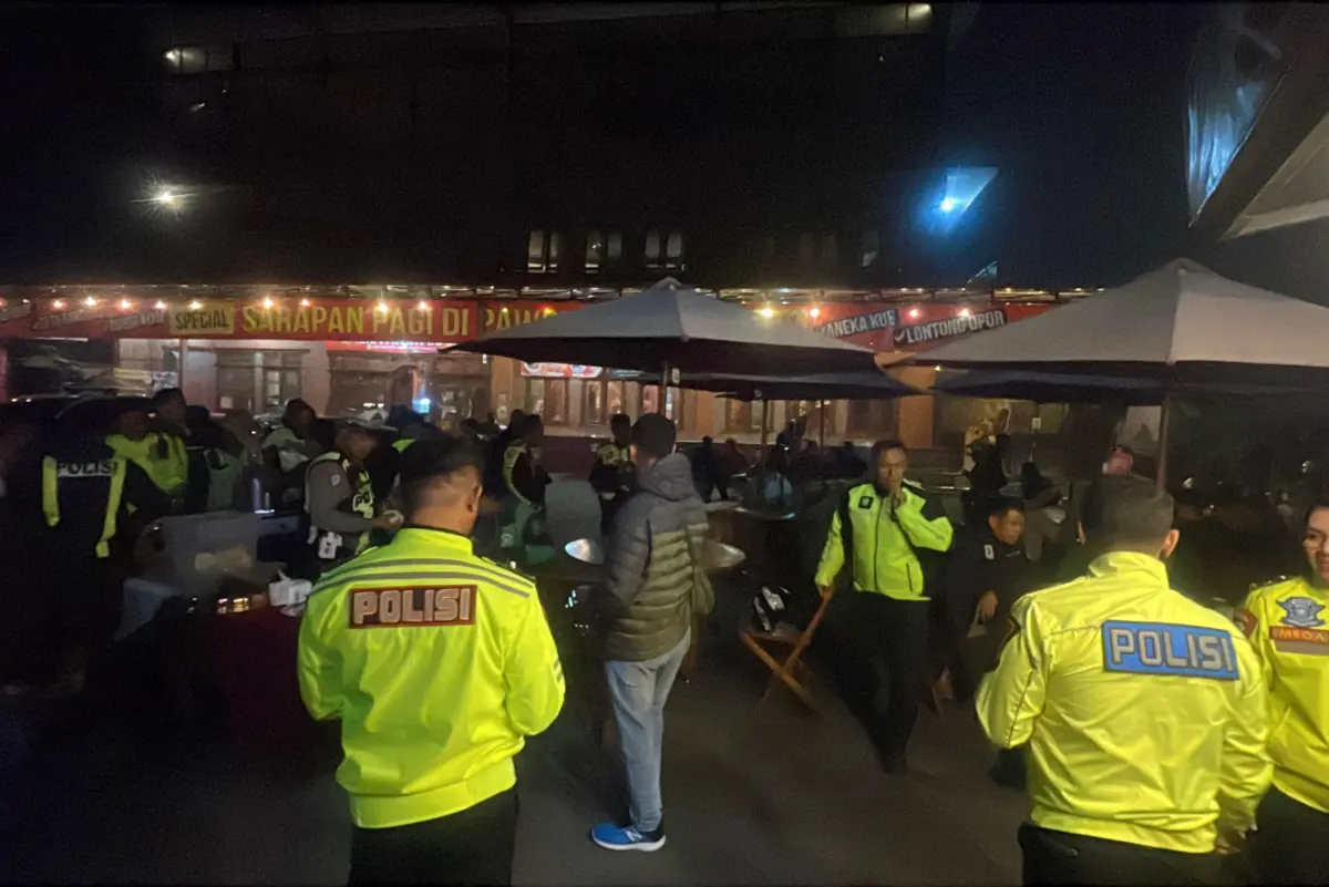 Satlantas Polresta Bandung Gelar Patroli Malam Minggu, Bagikan Soto dan Kopi Gratis Sambil Edukasi Pengendara