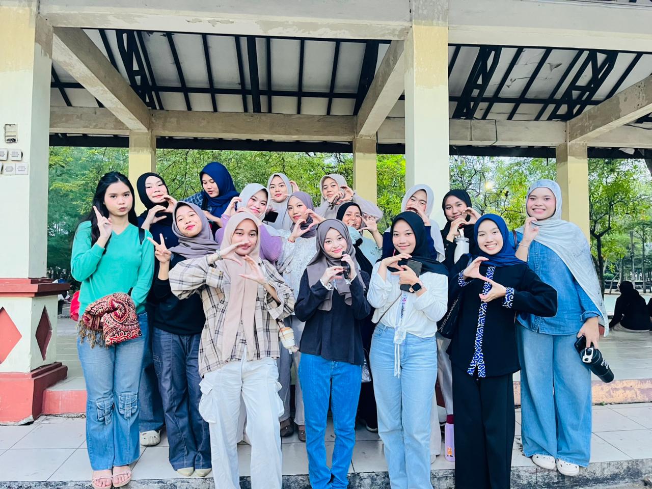 Puluhan Peserta Gen RB Batch 3 Asah Insting Jurnalistik dengan Praktik Liputan Langsung di Alun-alun Kota Serang
