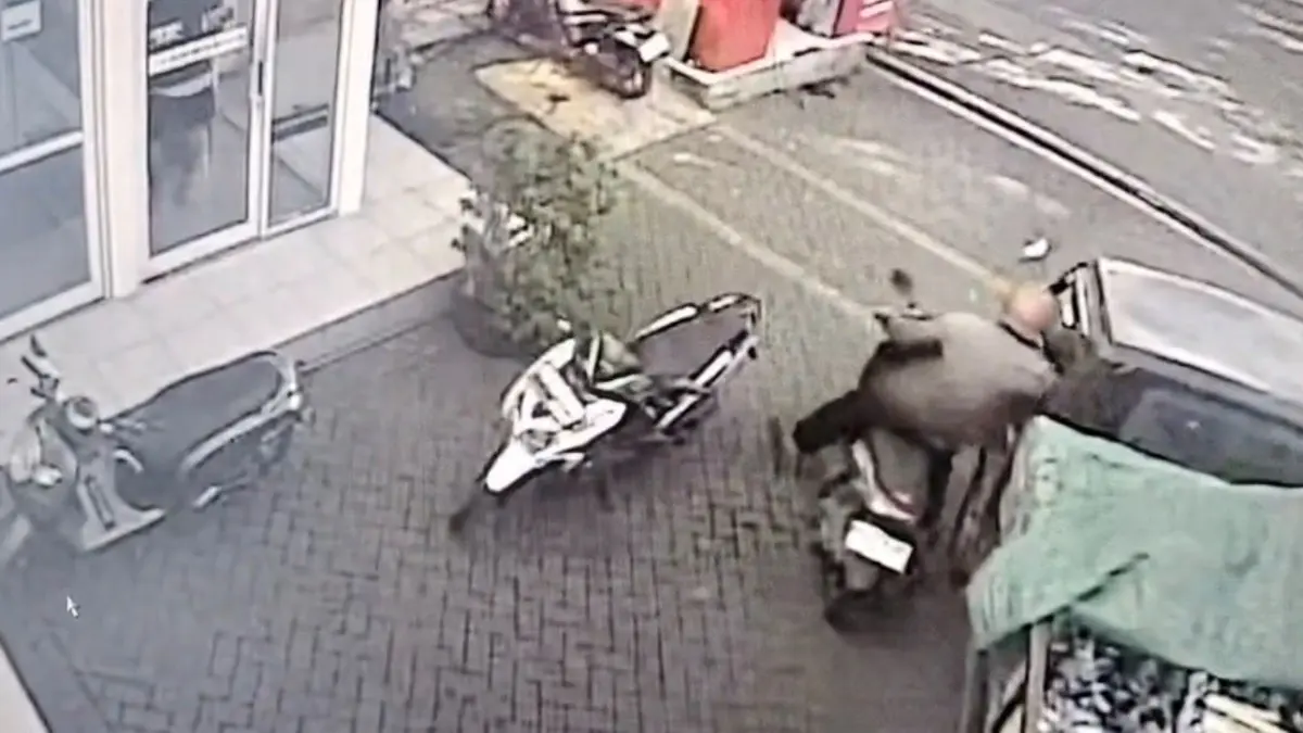 Sopir Pikap Kehilangan Tas Berisi Uang dan Dokumen saat Ganti Ban di SPBU Jembrana, Pelaku Terekam CCTV