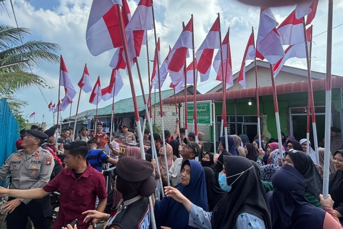 Polda Kepri Bagikan 100 Paket Sembako dan Bendera Merah Putih di Kampung Tua Batu Merah Batam
