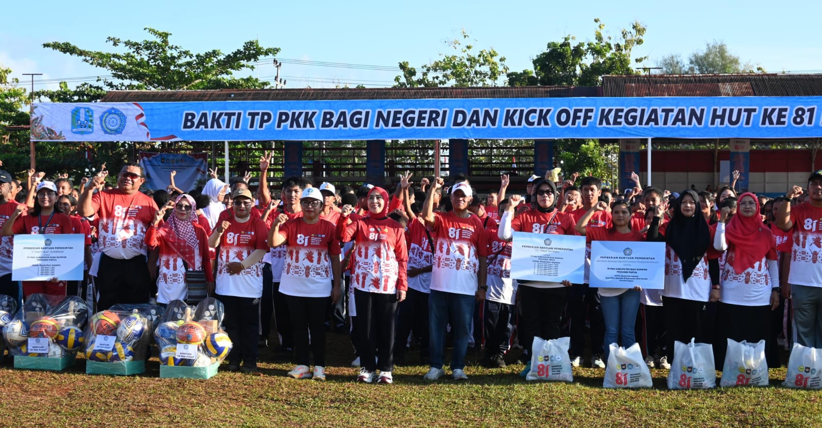 Bupati Biak Numfor Serahkan Beasiswa Rp 5 Juta ke 5 Pelajar Berprestasi, Termasuk Anggota Timnas Putri