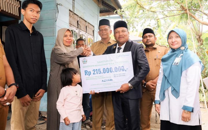 Bupati Bireuen Serahkan Santunan JKM BPJS Rp 267 Juta ke Tiga Ahli Waris, Termasuk Beasiswa Anak Rp 141 Juta