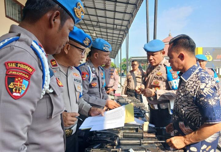Cegah Penyalahgunaan Senjata Api, Bidpropam Polda Lampung Periksa Seluruh Personel Pemegang Senpi di Polres Lampung Selatan