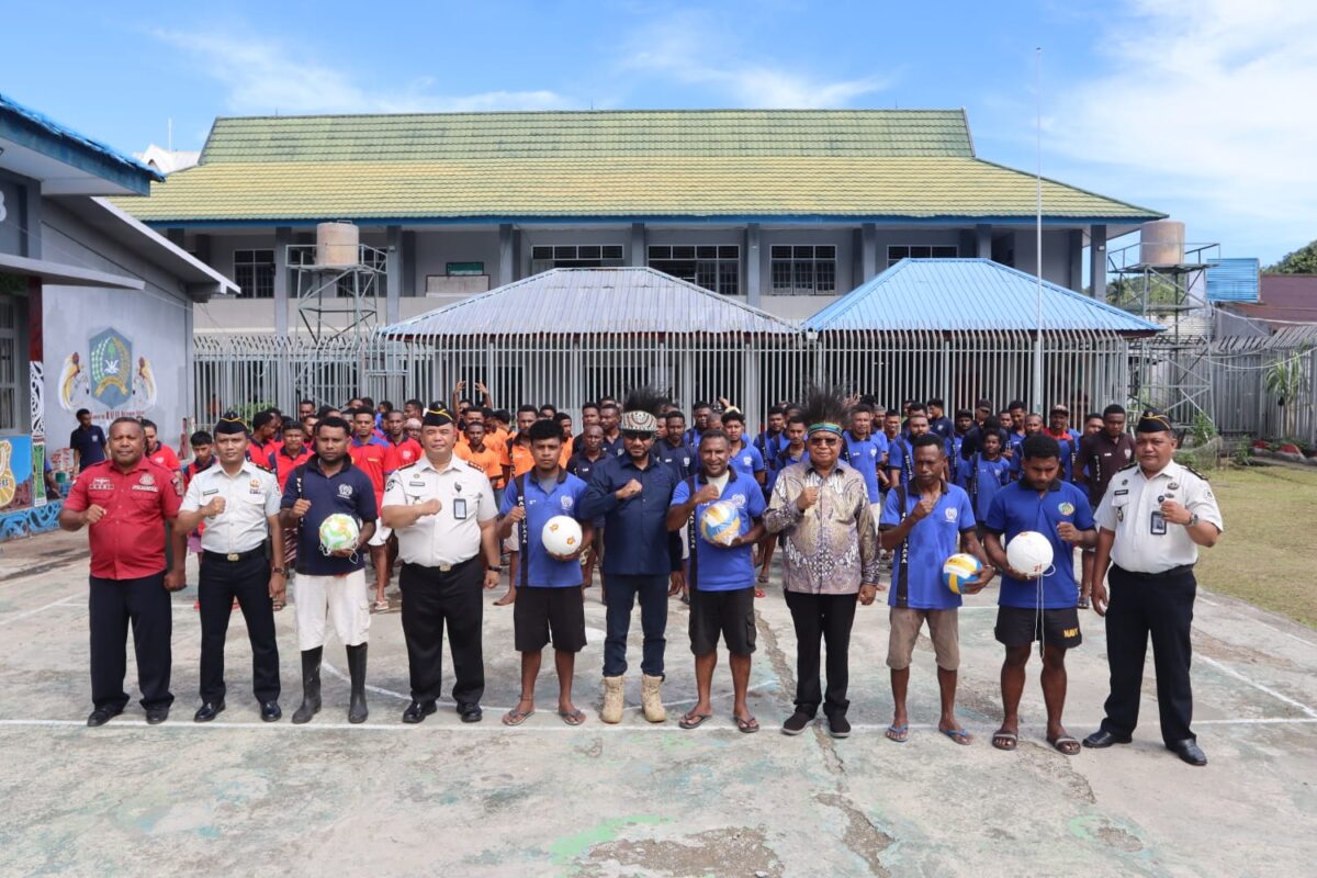 Anggota Komisi XIII DPR RI Yan Permenas Mandenas Tinjau Lapas Serui, Beri Pesan Pembinaan bagi Warga Binaan di Yapen