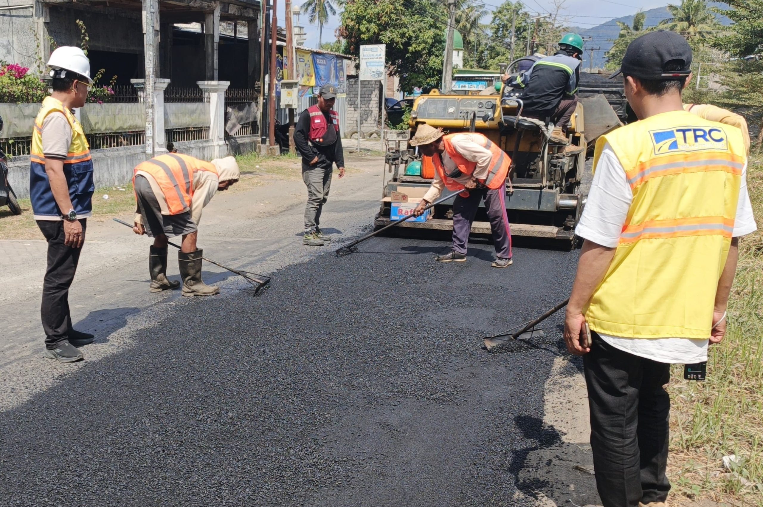 TRC Infrastruktur NTB Respons Cepat Perbaiki Jalan Kediri-Kuripan Lombok Barat, Anggaran Pemeliharaan Rp700 Juta untuk 5 Kilometer