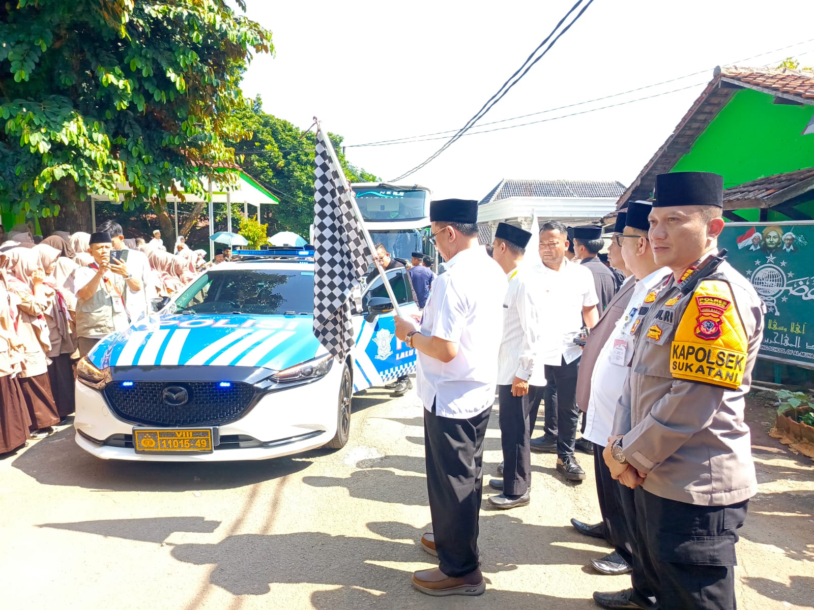Polsek Sukatani Kawal Pelepasan 39 Calon Jemaah Haji Kloter 40 KJT Asal Purwakarta Menuju Asrama Haji Indramayu