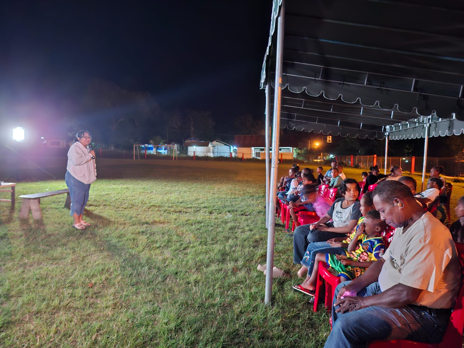 Warga Yoka Bangga, Film Dokumenter “Agus Ohee: Sang Maestro Seni dari Tanah Tabi” Karya Imaji Papua Diputar di Kampung Halaman