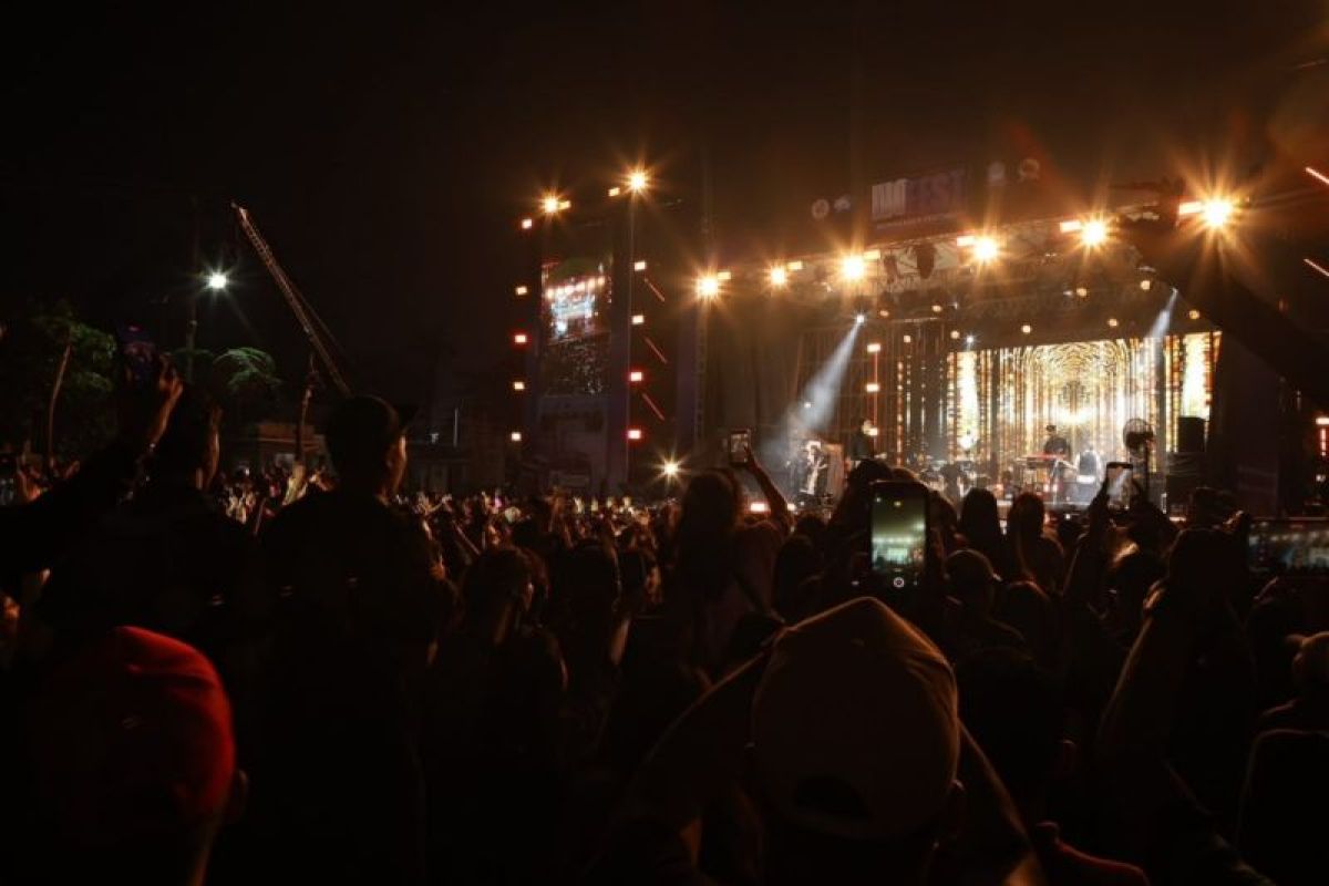 Ribuan Warga Padati Kampus UHN Medan untuk Nobar Dewa 19 di Puncak Nommensen Festival