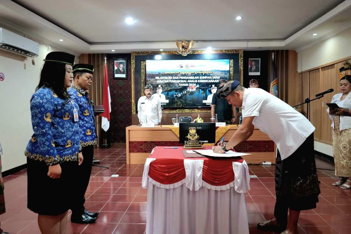 Bupati Karangasem Gus Par Lantik Enam Analis Kebencanaan BPBD, Perkuat Mitigasi Risiko Bencana di Daerah Rawan Longsor