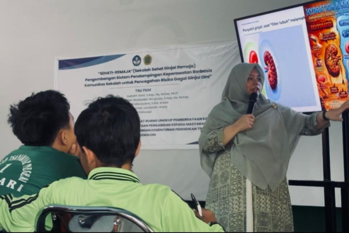 Cegah Gagal Ginjal Sejak Remaja, Universitas Mandala Waluya Kendari Bekali Siswa dengan Buku Saku dan Jurnal Minum