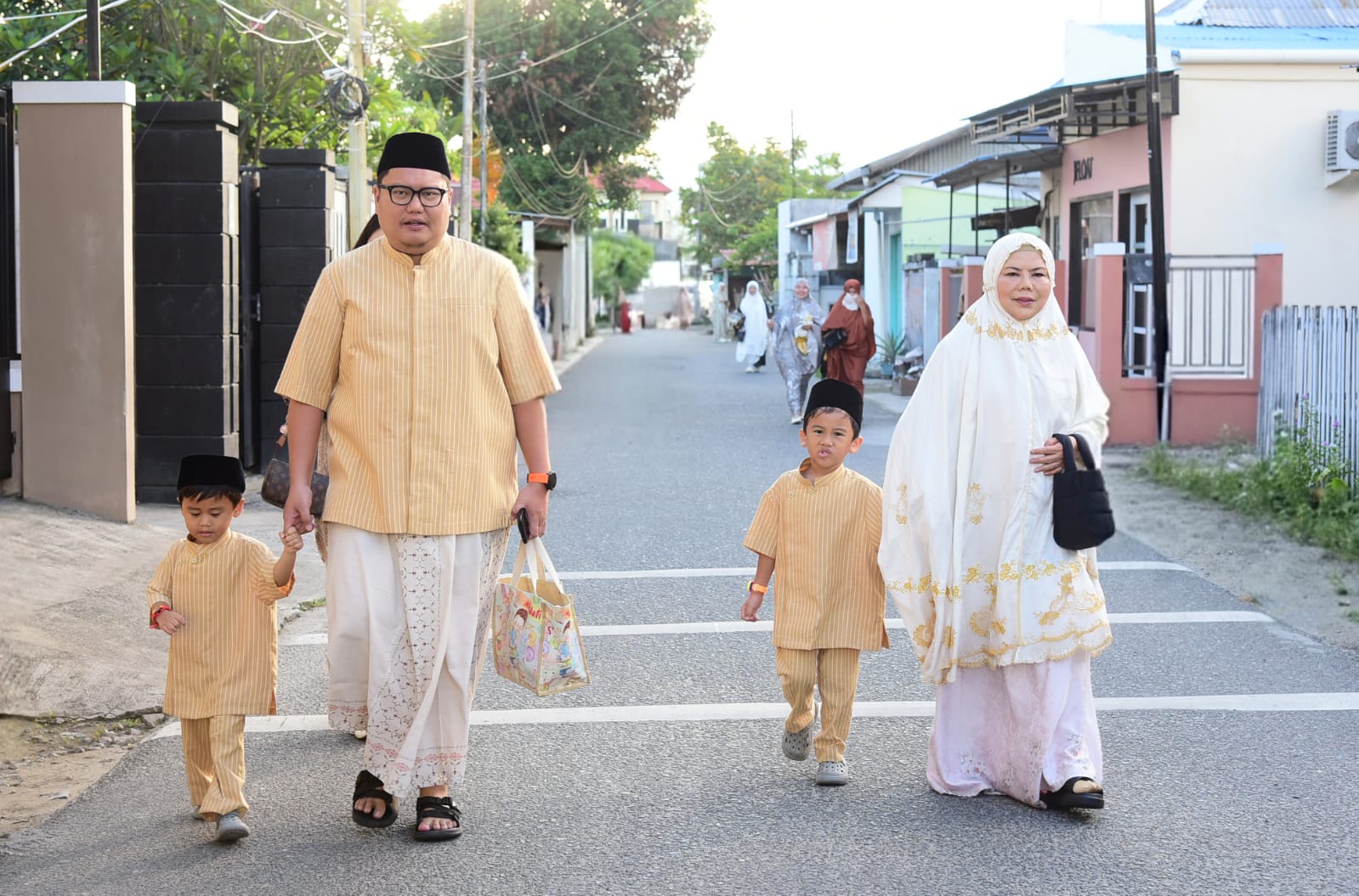 Wagub Gorontalo Idah Syahidah Salat Iduladha di Masjid Asy-Syahidah, Distribusikan 22 Ekor Sapi Kurban