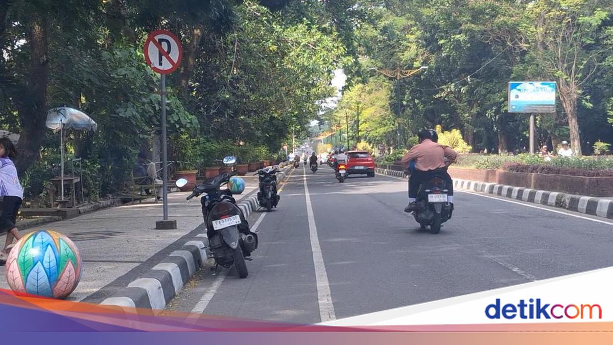 Jalur Sepeda di Jalan Udayana Mataram Disulap Jadi Parkir Liar, Dishub Ancam Gembok Kendaraan Nakal