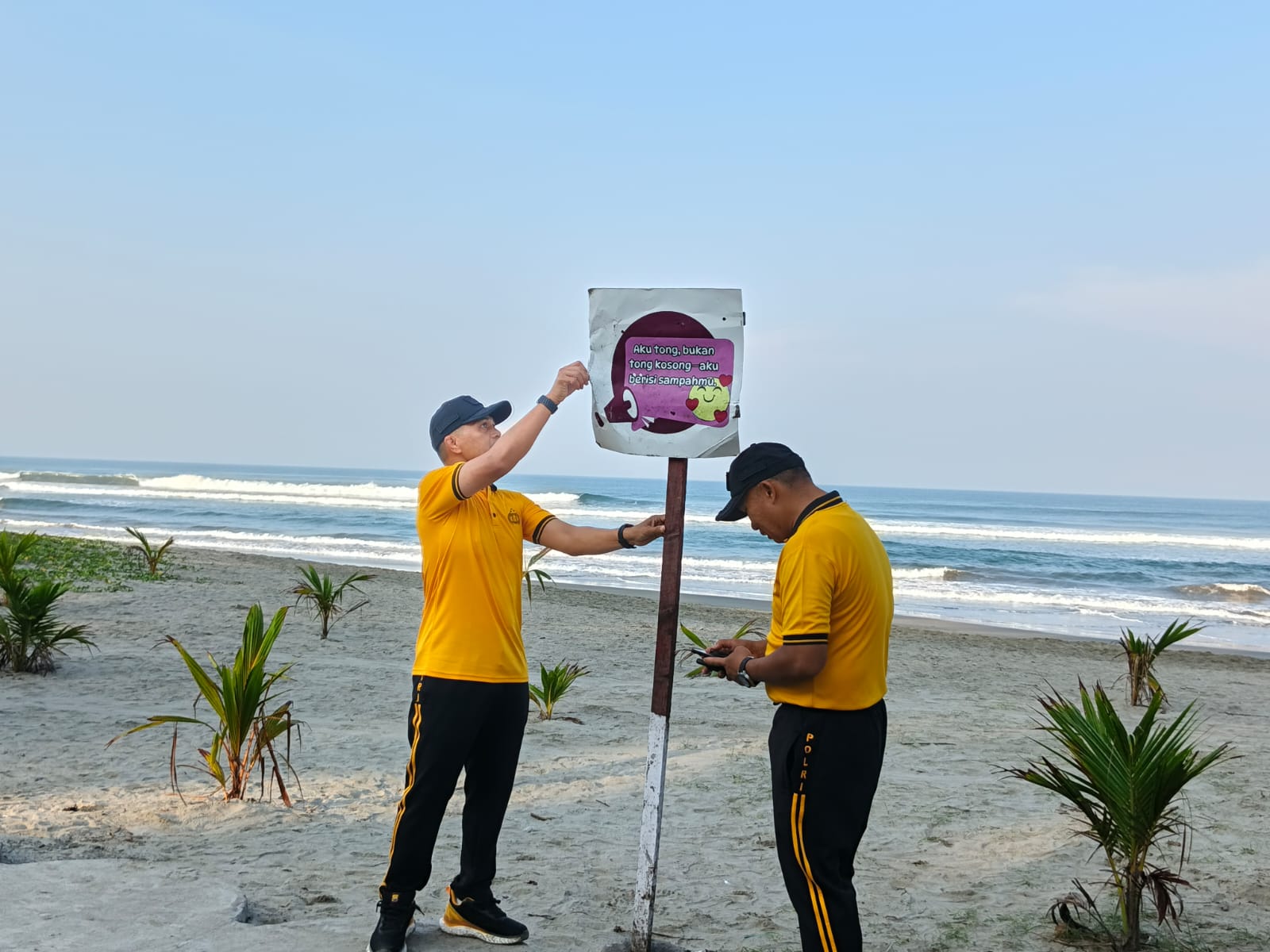 Sambut HUT Bhayangkara ke-80, Polda Bengkulu Bersihkan Pantai Panjang dan Pasang 80 Tong Sampah Baru