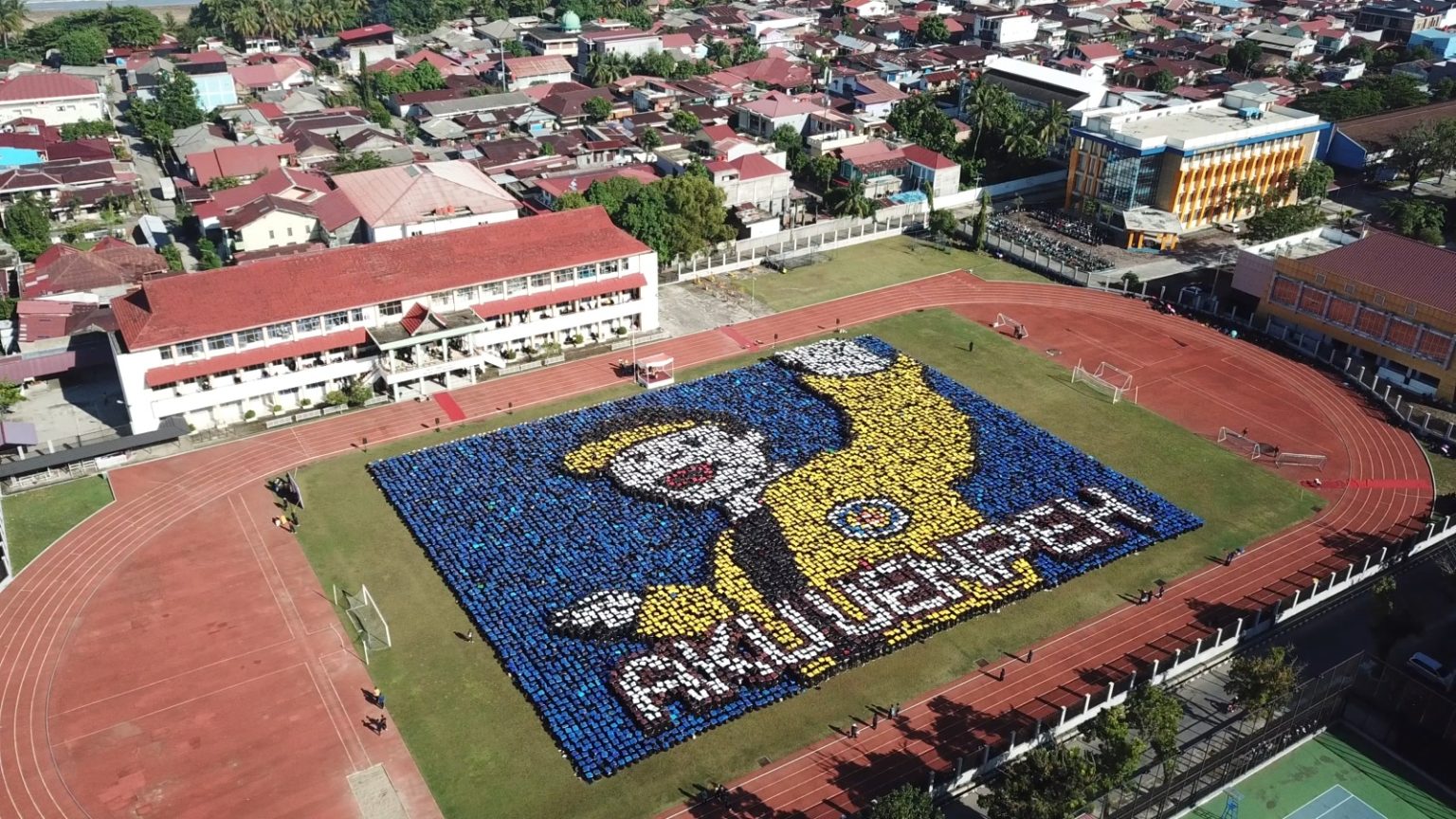 12 Ribu Mahasiswa Baru UNP Padang Penuhi Lapangan FIK untuk Papermob 9.250 Kotak Formasi