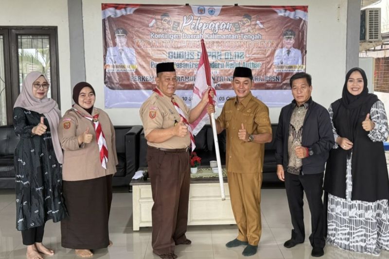Wakil Bupati Murung Raya Lepas 8 Santriwati ke Perkemahan Pramuka Santri Nusantara VI di Malang