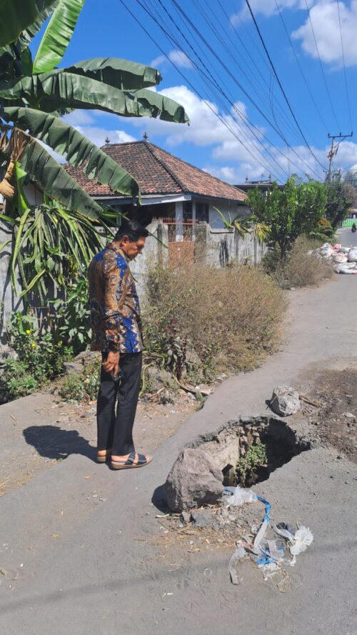 Bupati Lombok Timur Temukan Lubang Besar di Jalan Lenek Baru-Korleko, Instruksikan PUPR Langsung Turun Tangan