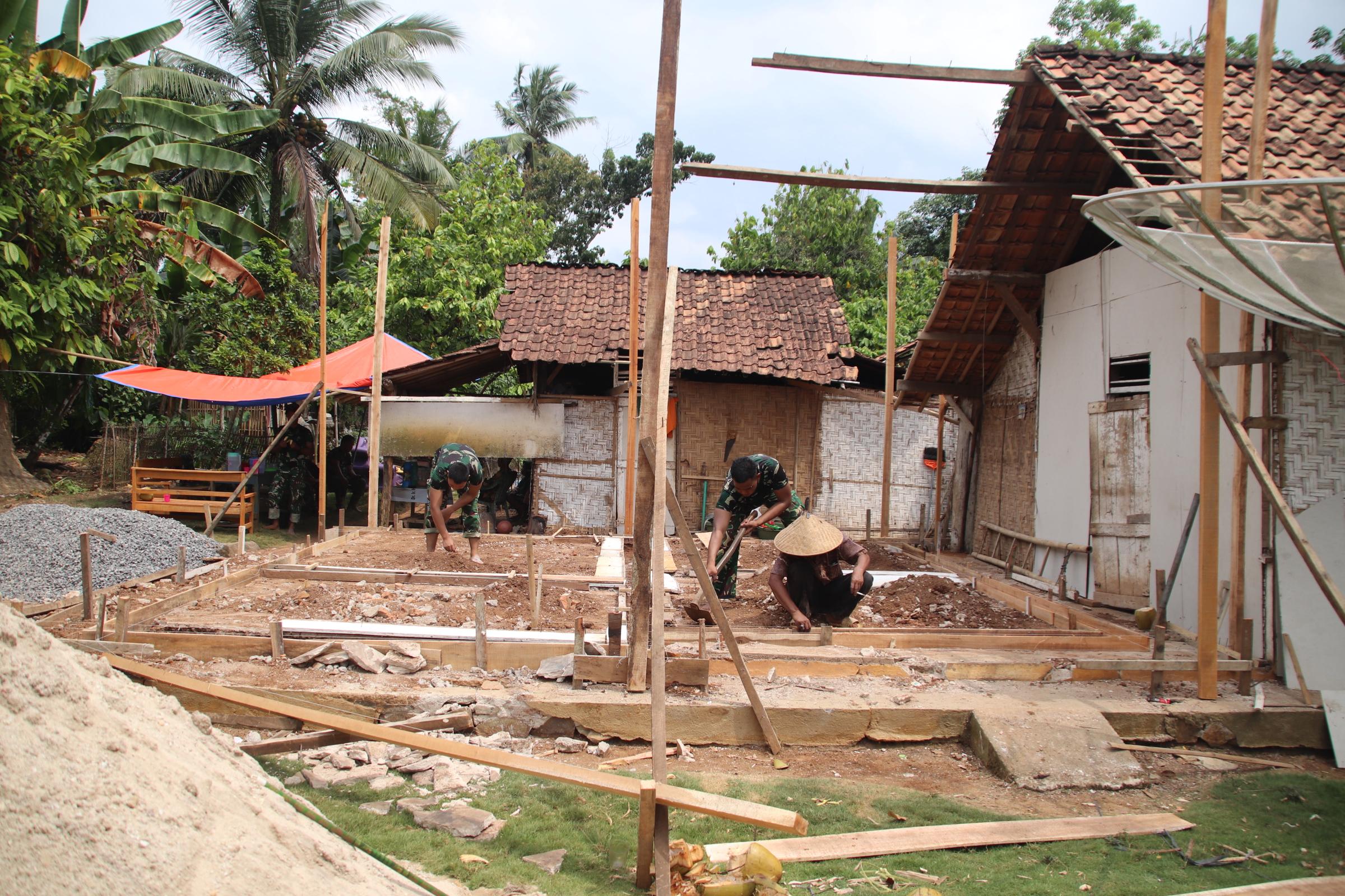 Satgas TMMD Kodim 0412 dan Warga Lampung Utara Keroyok Bangun Rumah Layak Huni Ibu Seri Astuti