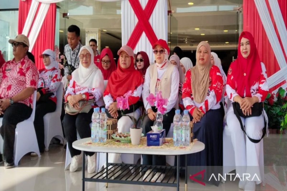 Dharma Wanita Setwan Kotabaru Ikut Lomba HUT ke-81 RI, Kenakan Busana Merah Putih di Kantor Bupati